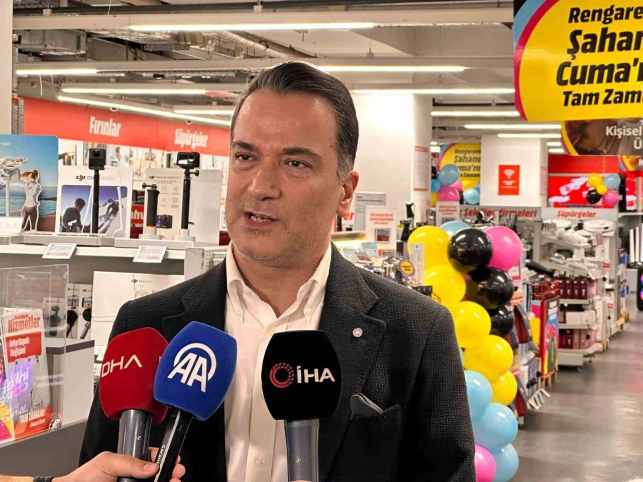 MediaMarkt Türkiye, Rengarenk Şahane Cuma kampanyasını İstanbul Levent mağazasında Ezgi