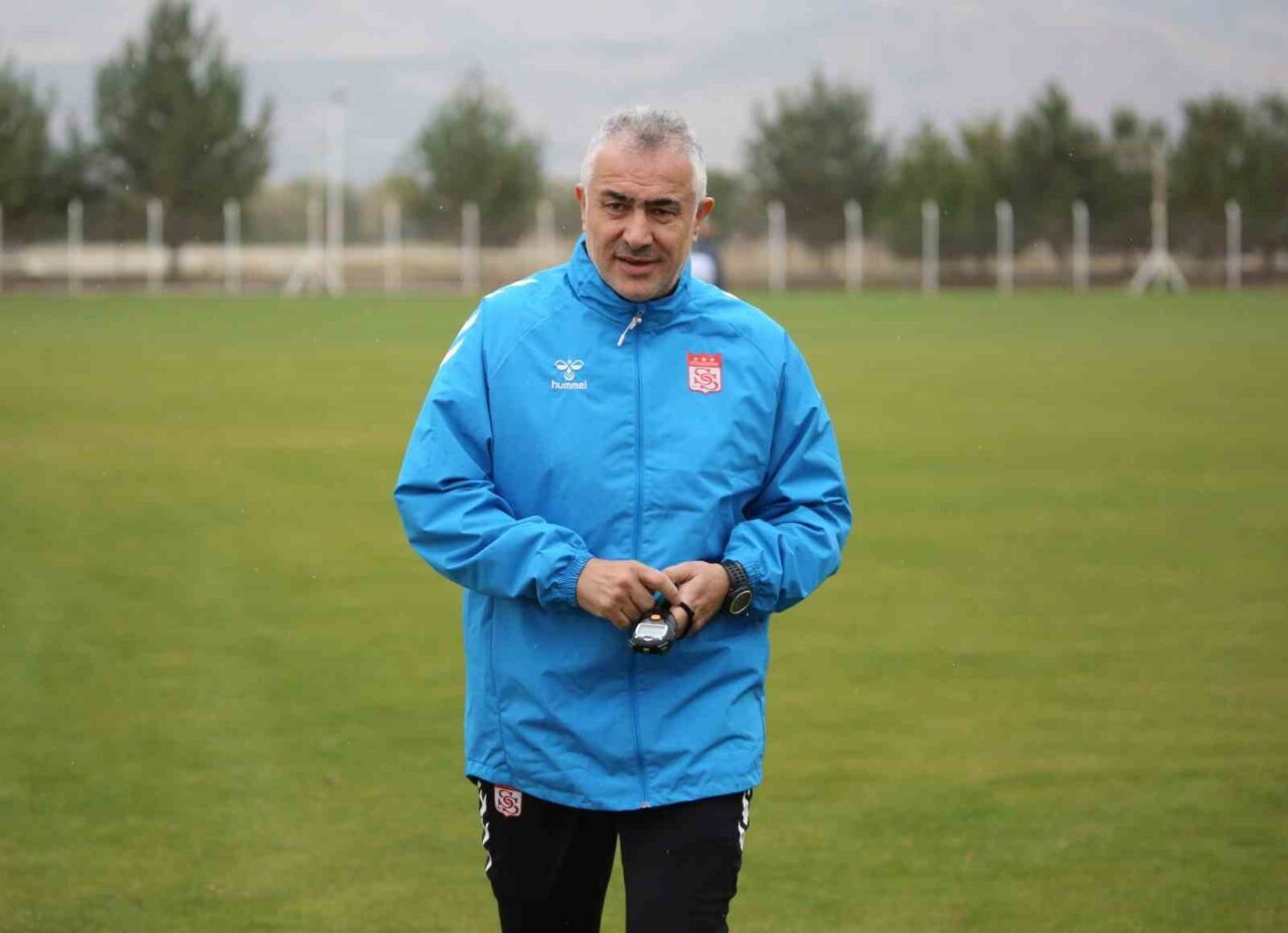 Sivasspor Teknik Direktörü Mehmet Altıparmak, Manisa Futbol Kulübü maçı için