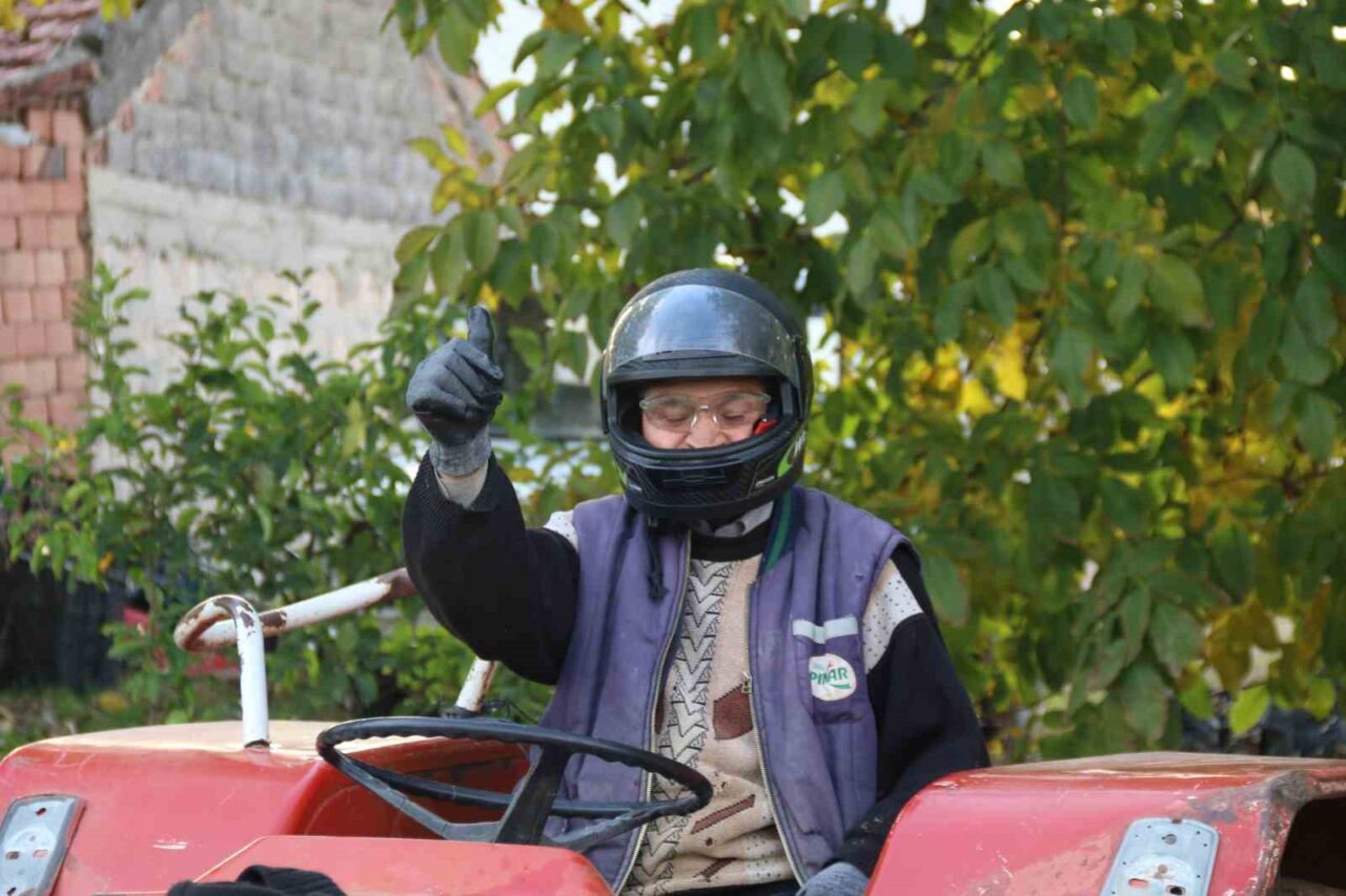 Eskişehir'de 67 yaşındaki çiftçi Mehmet Son, yeni yönetmelik gereği kask,
