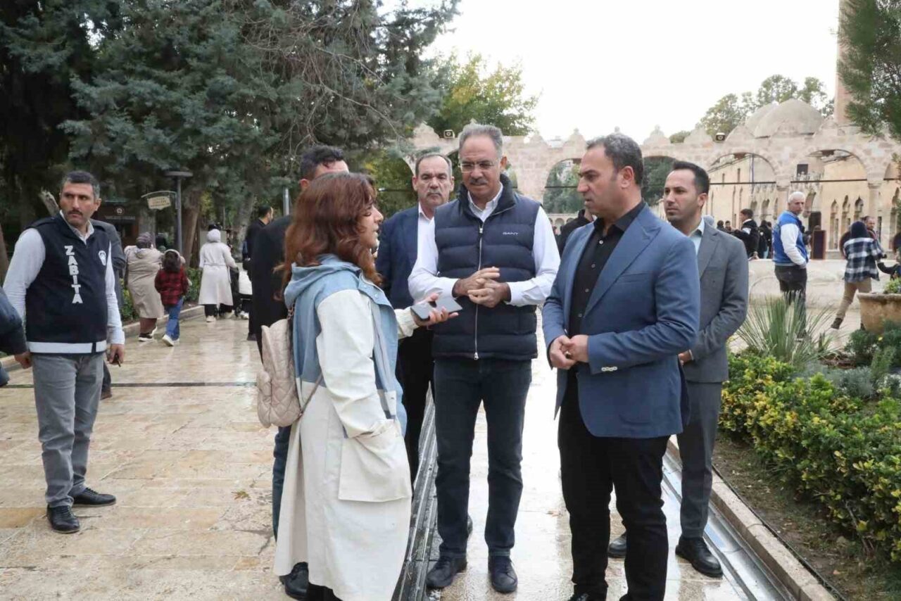 Eyyübiye Belediye Başkanı Mehmet Kuş, sahada devam eden çalışmaları denetlemek