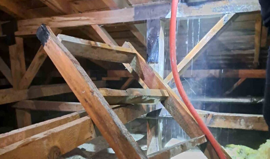 Menteşe’de Eski TOKİ Konutları’nda Çıkan Çatı Yangını Korkuya Neden Oldu Muğla'nın Menteşe ilçesindeki eski TOKİ konutları D69 blokta çıkan çatı