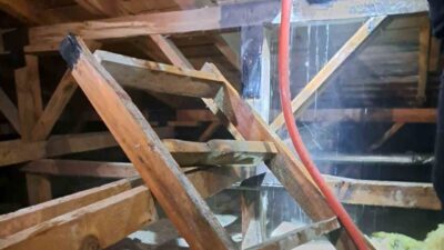 Muğla'nın Menteşe ilçesindeki eski TOKİ konutları D69 blokta çıkan çatı