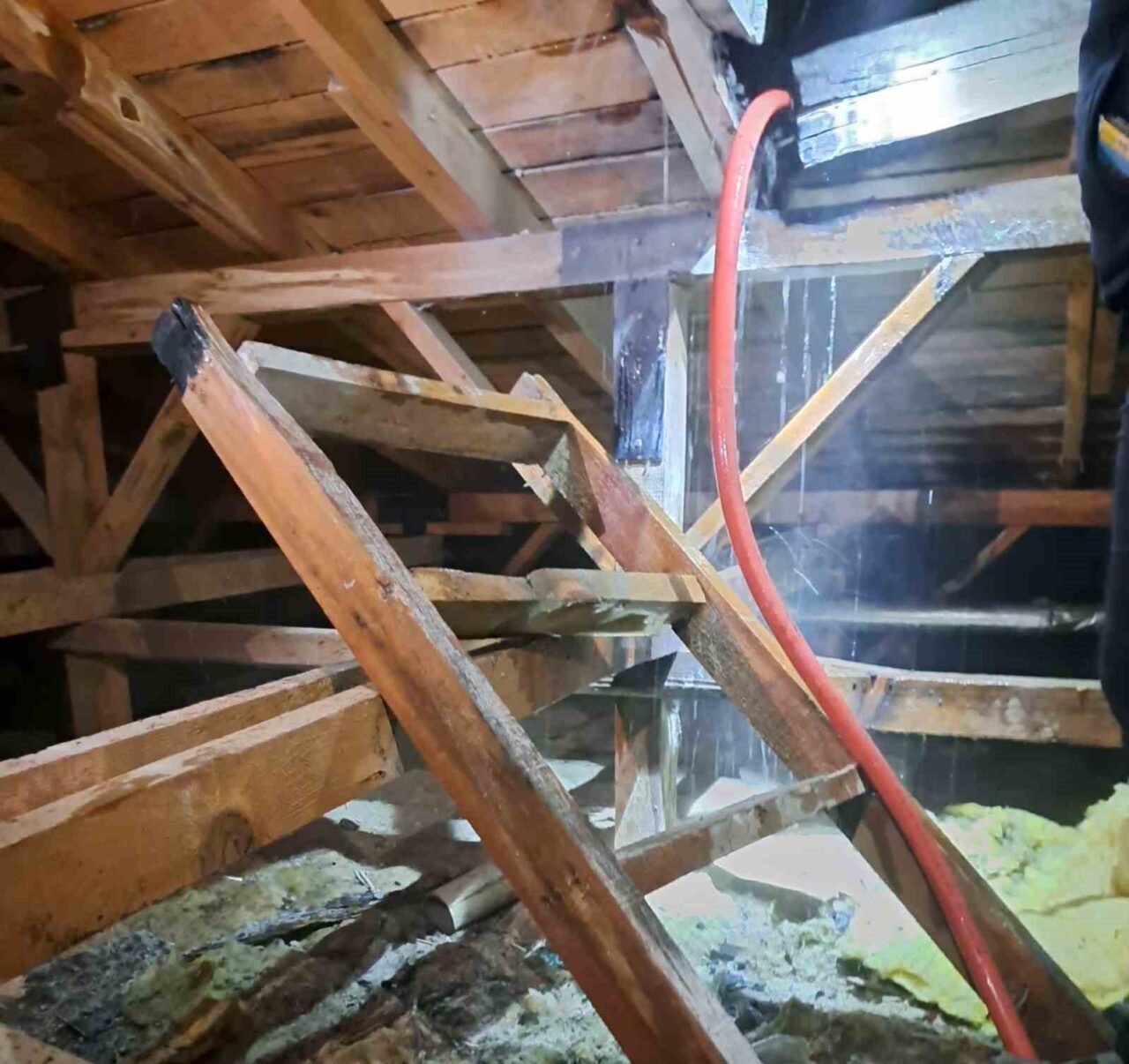 Muğla'nın Menteşe ilçesindeki eski TOKİ konutları D69 blokta çıkan çatı