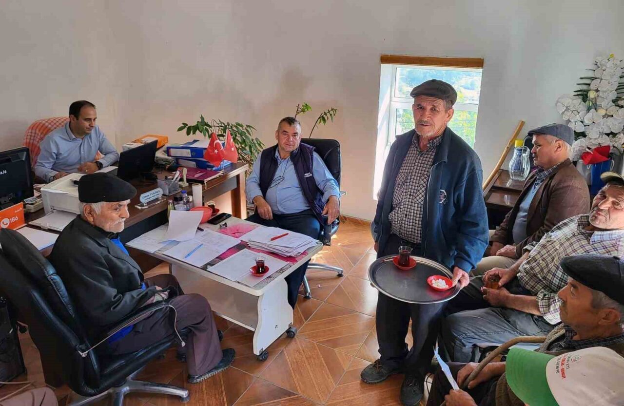 Menteşe Ziraat Odası Başkanı Mehmet Baştuğ, Şenyayla Mahallesi'nde elma üreticilerini