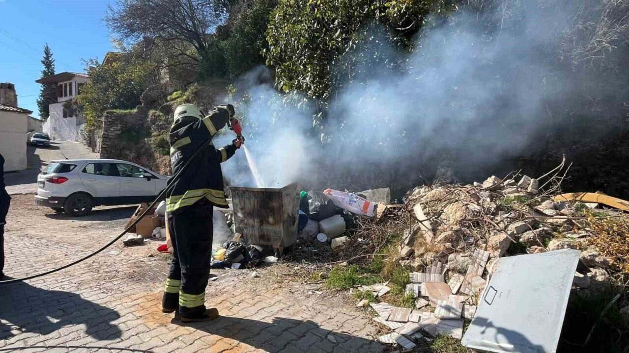 Muğla'nın Menteşe ilçesi Saburhane Mahallesi'nde bir çöp konteynerinde çıkan yangın,