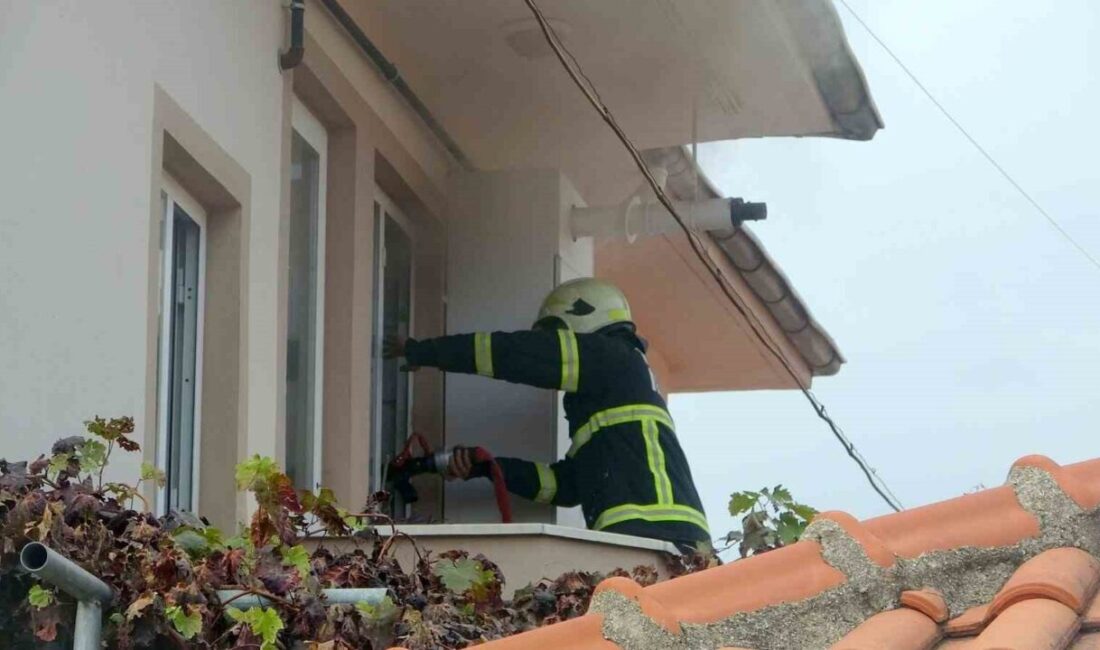 Menteşe’de Yangın Paniği: İtfaiye Hızla Müdahale Etti, Yaralanan Yok Muğla'nın Menteşe ilçesindeki Ortaköy Mahallesi'nde bir evin üst katında çıkan