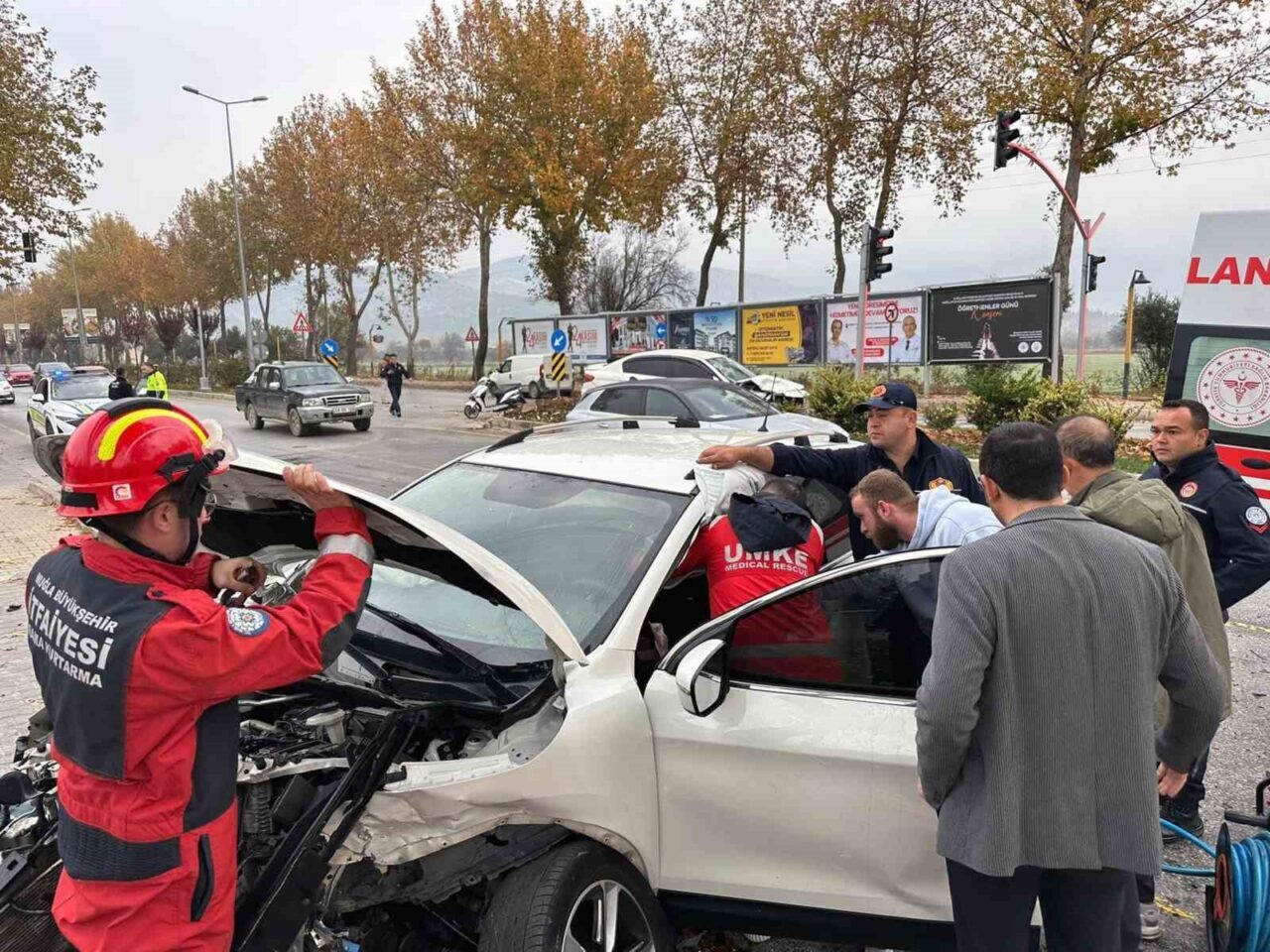 Muğla'nın Menteşe ilçesinde kırmızı ışık ihlali sonucu gerçekleşen trafik kazasında