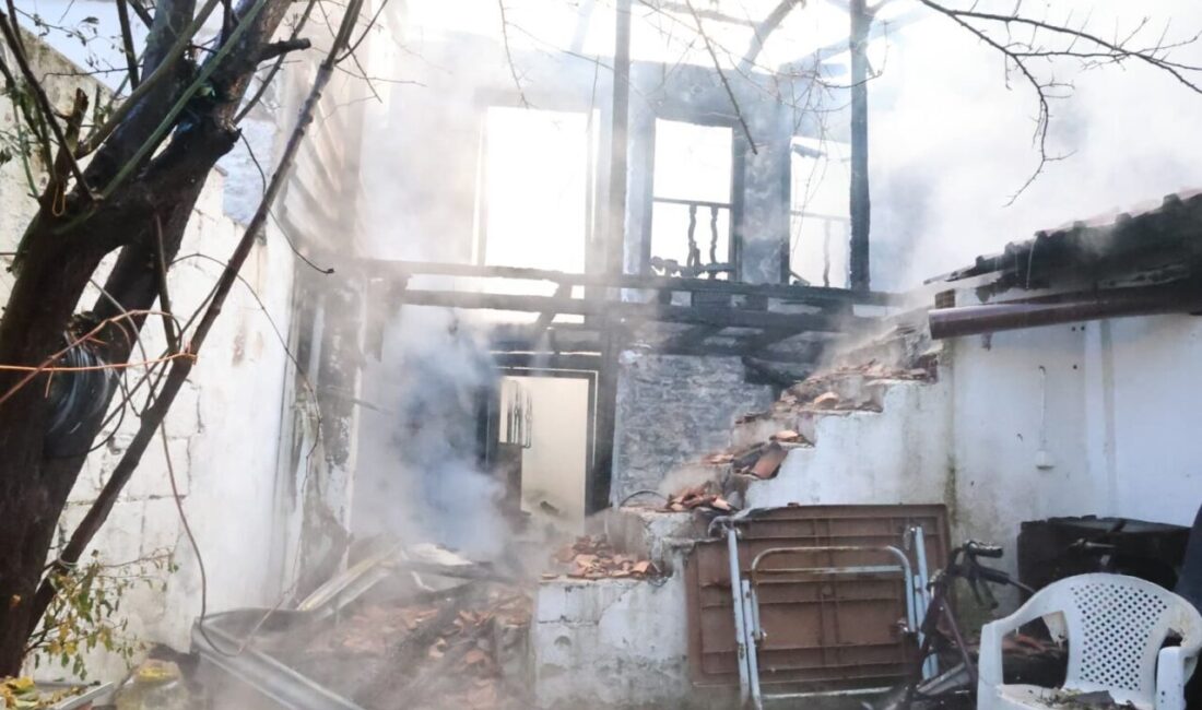 Menteşe’de Sobadan Çıkan Yangın İki Evi Küle Çevirerek Kontrol Altına Alındı Muğla'nın Menteşe ilçesinde Yeşilyurt Mahallesi'nde çıkan yangında iki ev zarar