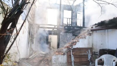 Muğla'nın Menteşe ilçesinde Yeşilyurt Mahallesi'nde çıkan yangında iki ev zarar