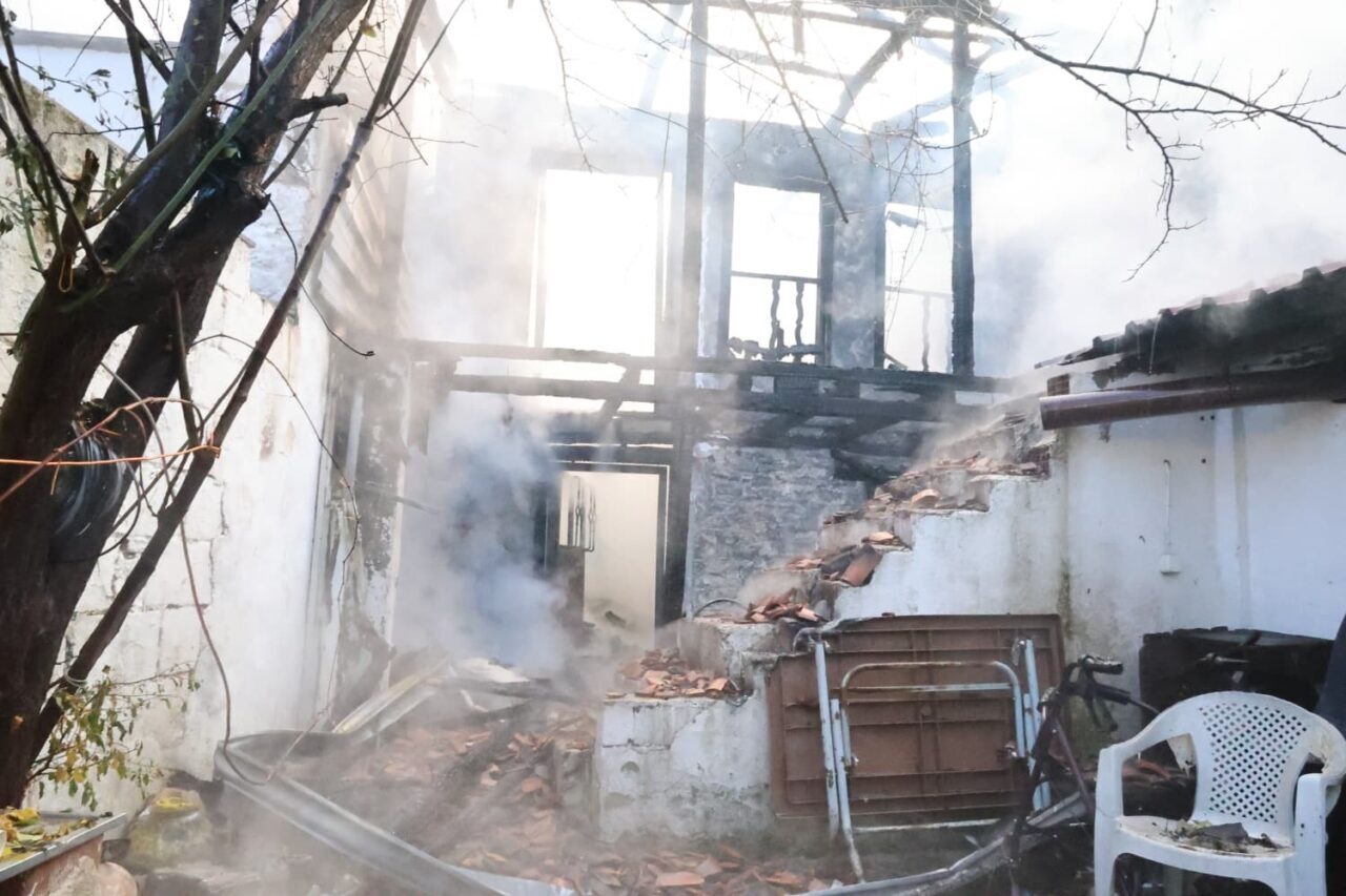 Muğla'nın Menteşe ilçesinde Yeşilyurt Mahallesi'nde çıkan yangında iki ev zarar