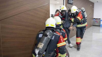 Mersin Büyükşehir Belediyesi, Ana Hizmet Binası'nda yangın tatbikatı düzenledi. Senaryoya