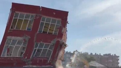 Mersin'in Tarsus ilçesinde, ağır hasar gören iki katlı bir bina