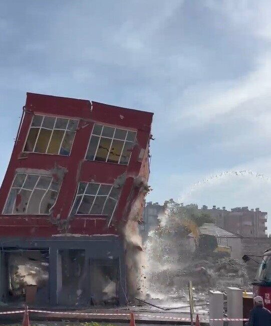 Mersin'in Tarsus ilçesinde, ağır hasar gören iki katlı bir bina