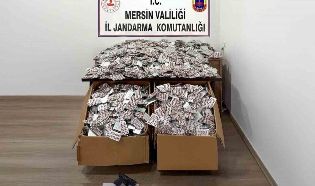 Mersin’de Jandarma, Uyuşturucu Operasyonunda 448 Bin Sentetik Hap ve 4 Şüpheliyi Tutukladı Mersin'de jandarma, uyuşturucu ticareti yapan 4 kişiyi yakalayarak 448 bin