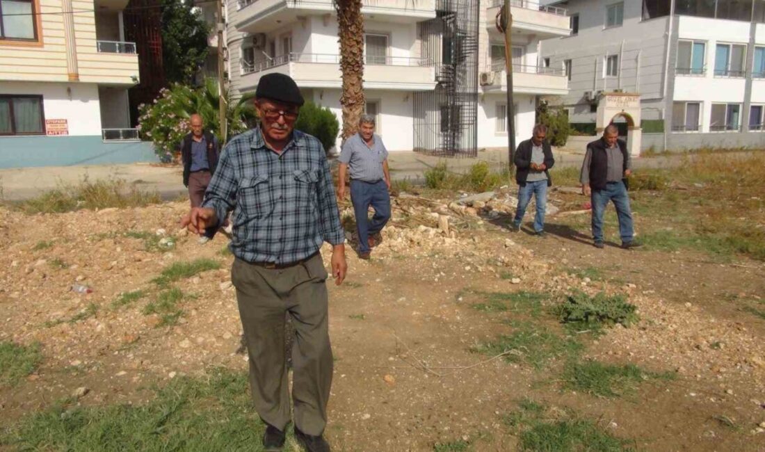 Silifke’de Bir Adam Elektrik Çarpmış Gibi Hissettiği Yöntemle Yer Altı Suyunu Buluyor Mersin'in Silifke ilçesindeki 64 yaşındaki Ali Dayıcık, yaz aylarında kuraklık