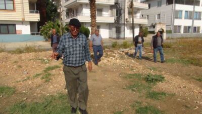 Mersin'in Silifke ilçesindeki 64 yaşındaki Ali Dayıcık, yaz aylarında kuraklık