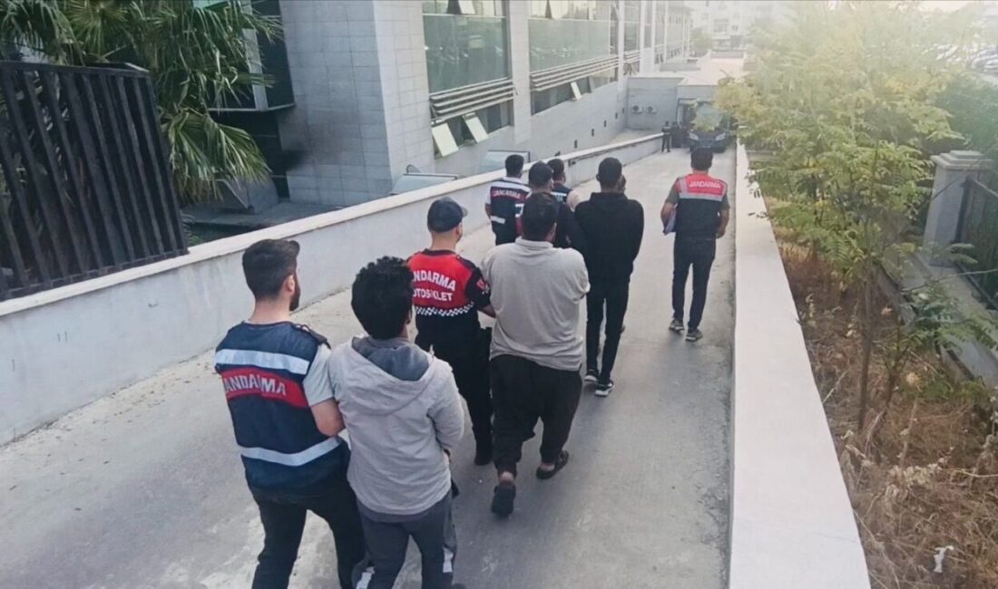 Mersin’de DEAŞ’a Finans Sağlayan 10 Kişiden 7’si Tutuklandı Mersin'de DEAŞ'a yönelik operasyonda 10 kişi gözaltına alındı. Savcılığın koordinesinde