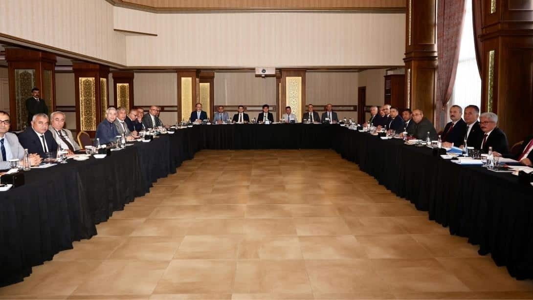 Mersin’de 2025-2026 Eğitim Yılı Hazırlıkları İçin İlçeler Arası Eğitim Müdürleri Toplantısı Düzenlendi Mersin İl Milli Eğitim Müdürü Muhammed Özdemirci liderliğinde, 2025-2026 eğitim