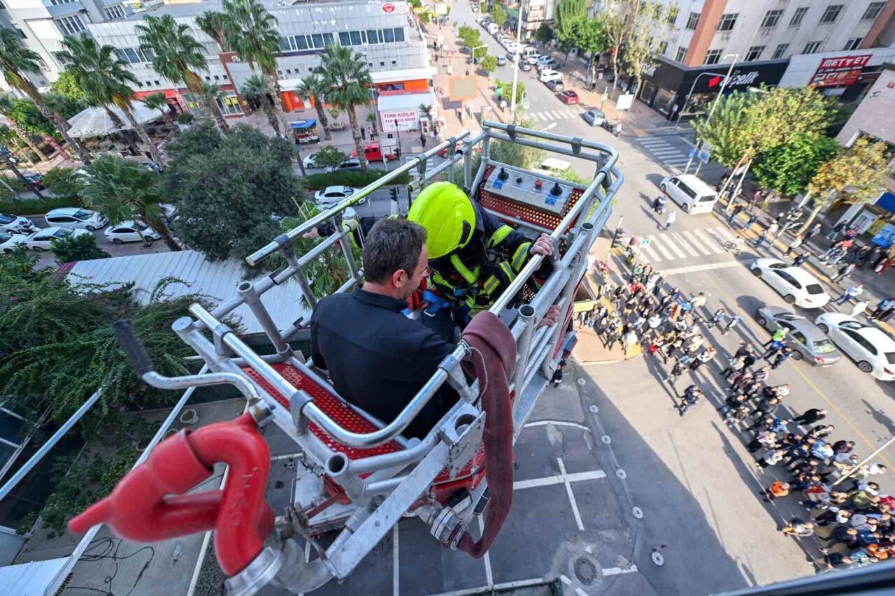 Mersin’deki Metropol İş Merkezi'nde düzenlenen yangın tatbikatında, personel hızla tahliye