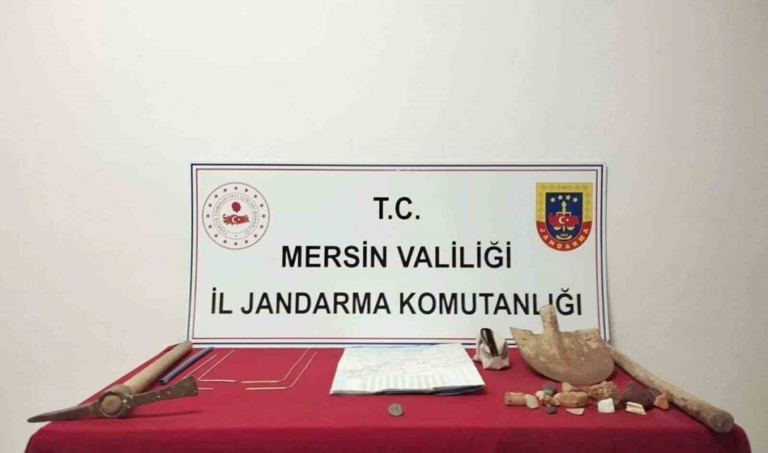 Mersin’de Tarihi Eser Arayışı İçin Kaçak Kazı Yapan Dört Kişi Gözaltına Alındı Mersin'in Çamlıyayla ilçesinde, izinsiz kazı yapan 4 kişi, jandarma tarafından