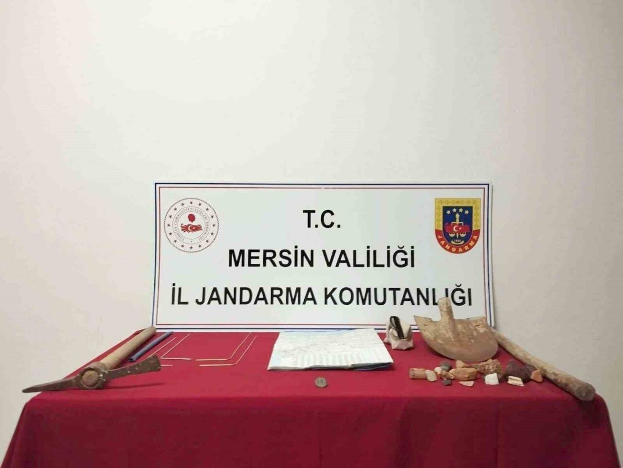 Mersin'in Çamlıyayla ilçesinde, izinsiz kazı yapan 4 kişi, jandarma tarafından