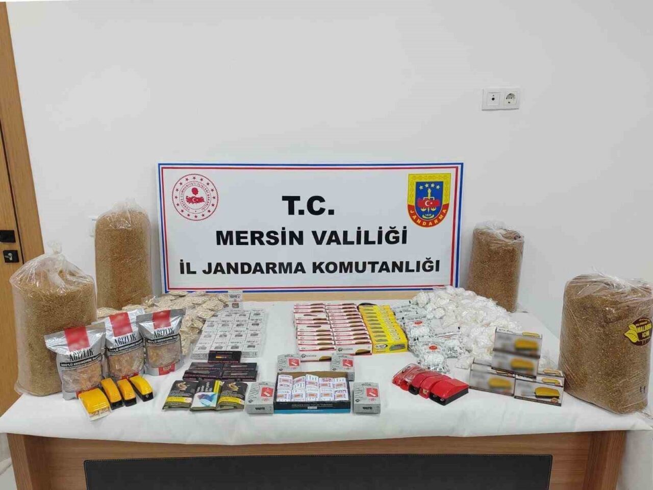 Mersin'in Bozyazı ilçesinde jandarma, kaçak sigara ticareti yapan iki şüpheliyi