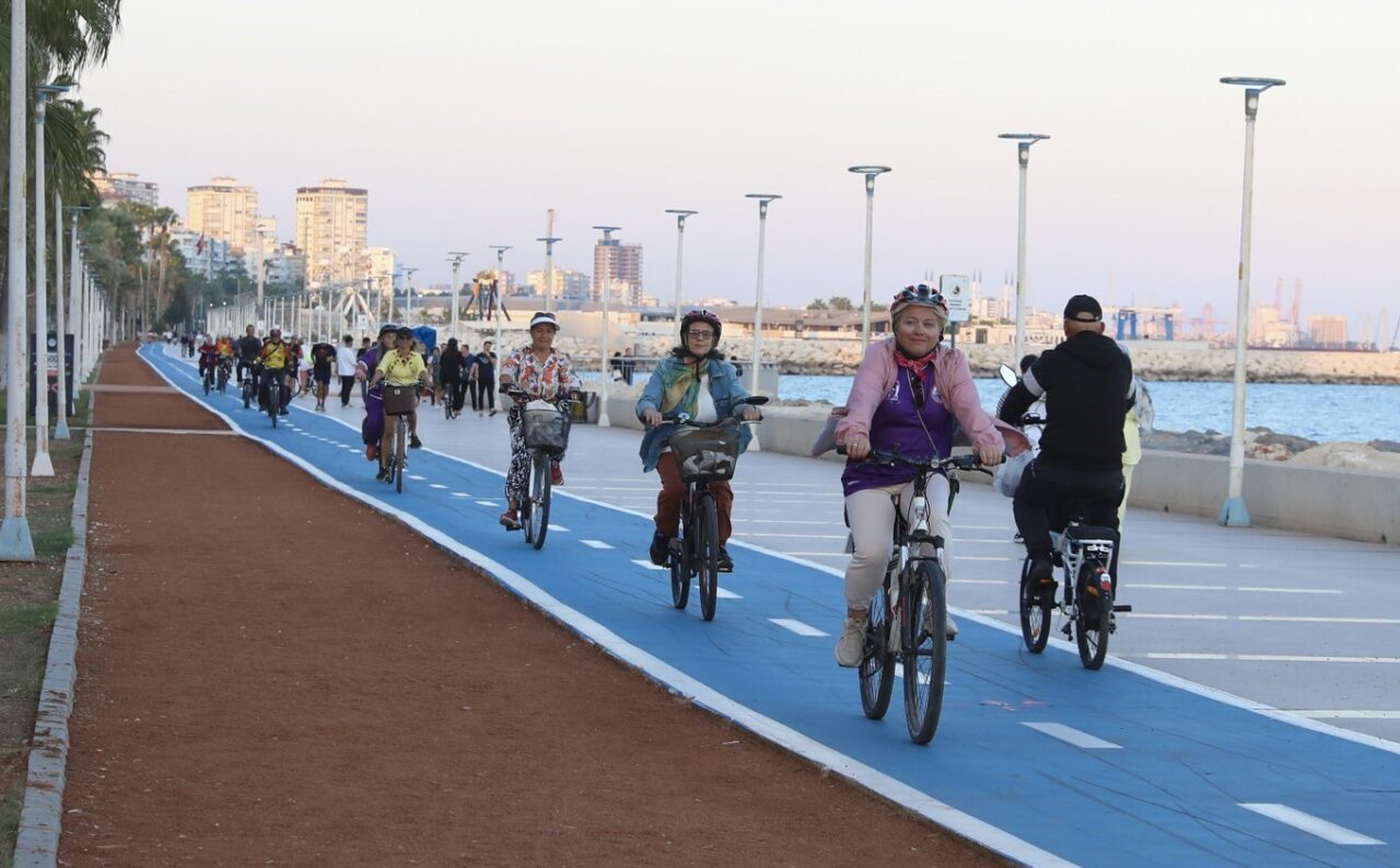 Mersin Büyükşehir Belediyesi'nin 'Bisiklet Atölyesi', kadınlara ücretsiz bisiklet sürüşü ve
