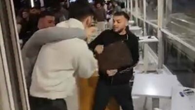 Mersin’in Yenişehir ilçesindeki bir kafede, iki grup genç arasında çıkan