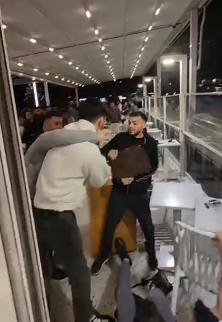 Mersin’in Yenişehir ilçesindeki bir kafede, iki grup genç arasında çıkan