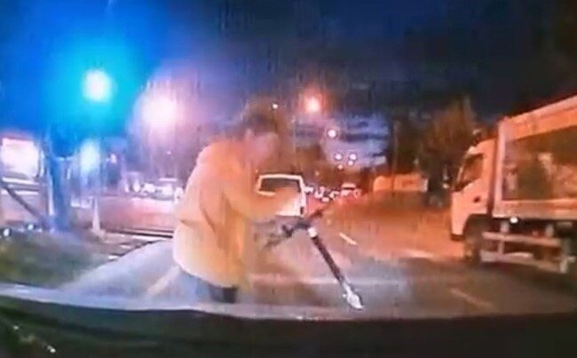 Mersin'de scooter kullanan bir genç, dikkatsizce yola fırlayınca hızla gelen