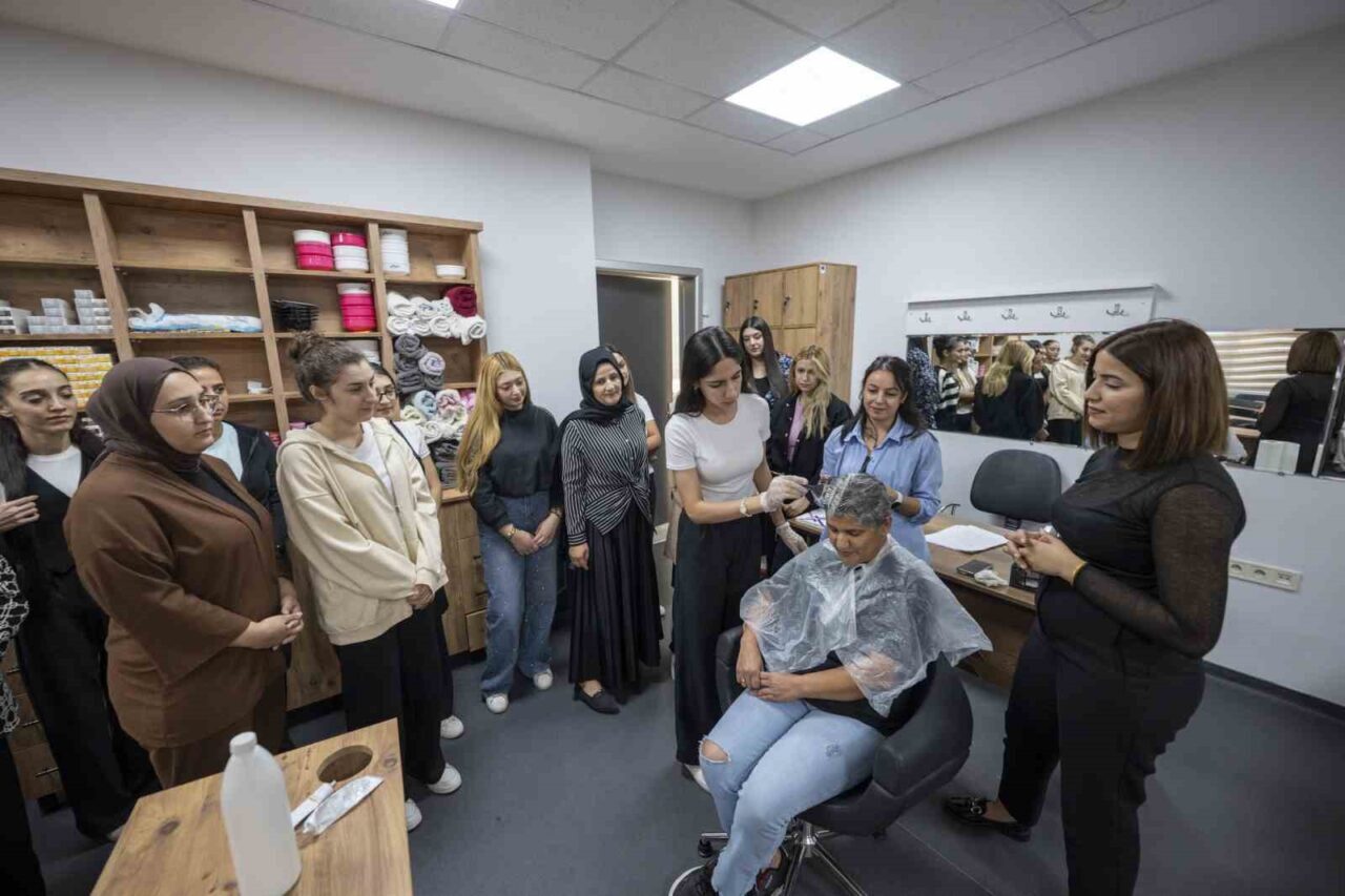 Mersin Büyükşehir Belediyesi, Halkkent MERCEK Mesleki Eğitim Merkezi'nde ücretsiz saç