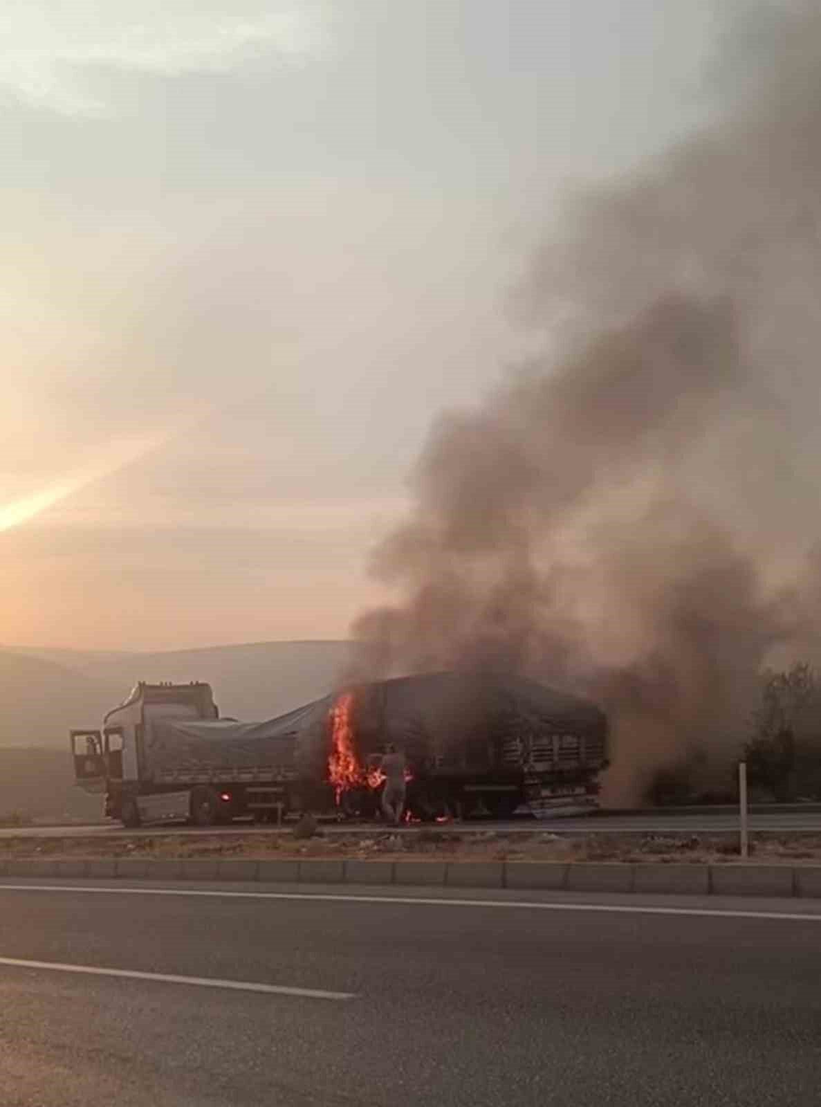Mersin’in Mut ilçesinde seyir halindeki bir tırda yangın çıktı. Olay,