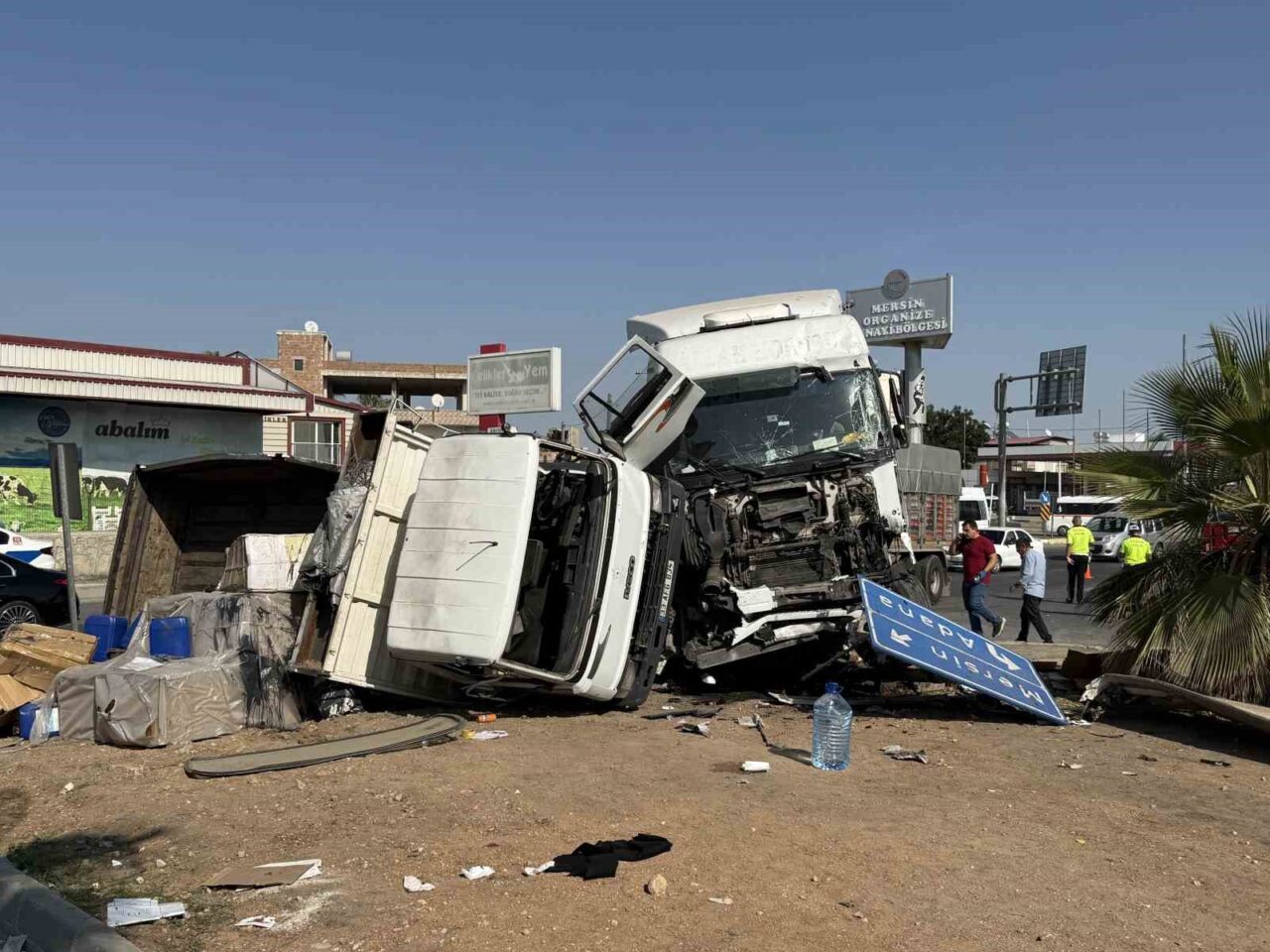 Mersin'in Akdeniz ilçesinde Tarsus-Mersin D-400 kara yolunda yaşanan zincirleme trafik