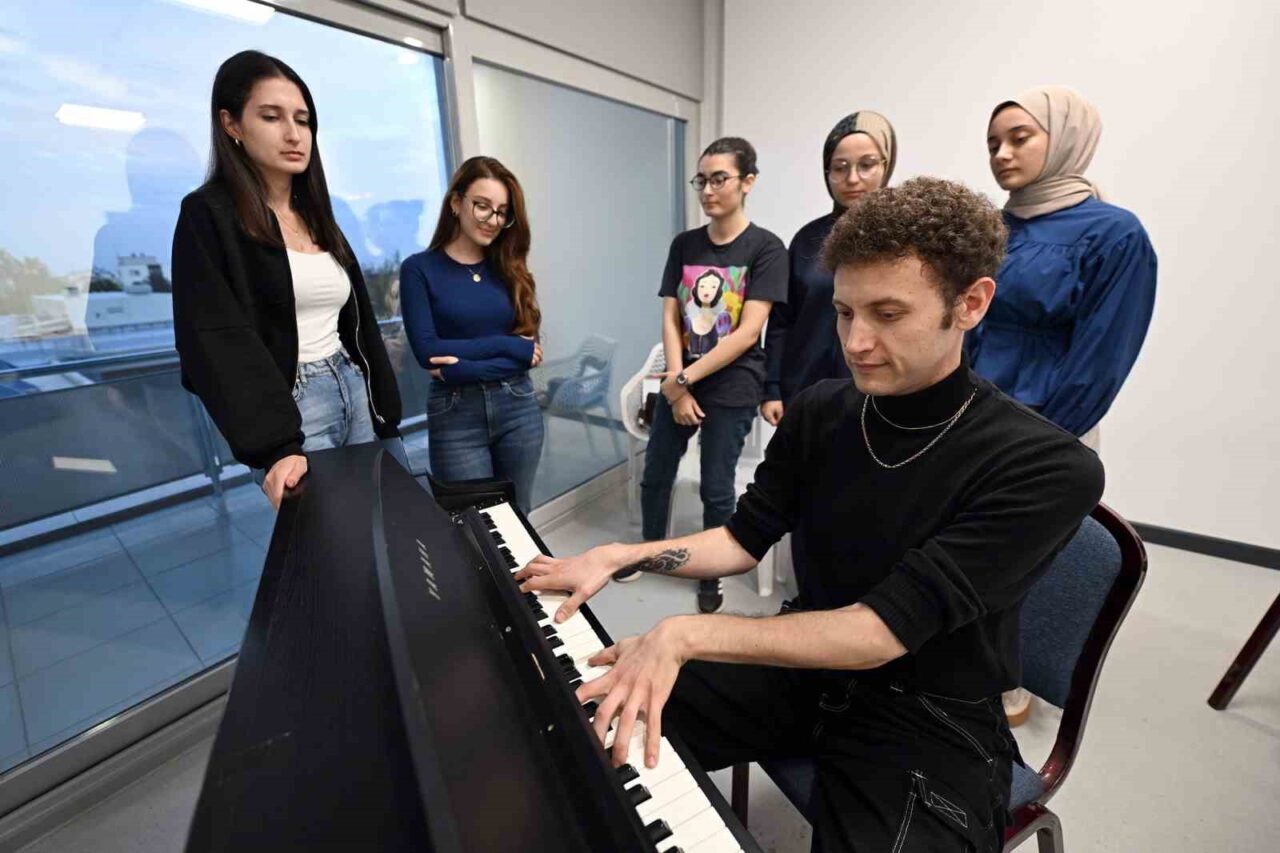 Mersin'de düzenlenen ücretsiz enstrüman kurslarına ilgi büyük. Mersin Büyükşehir Belediyesi'nin