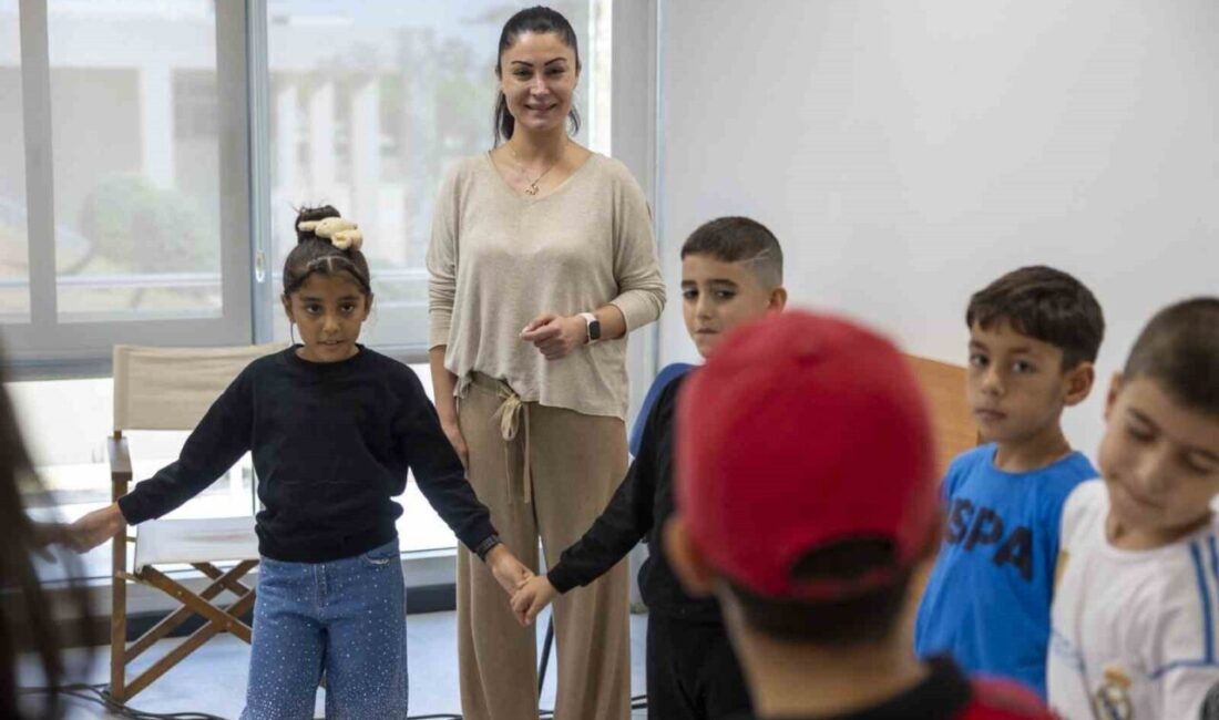 Mersin'de Büyükşehir Belediyesi'nin düzenlediği ücretsiz tiyatro kursuna bu yıl 250