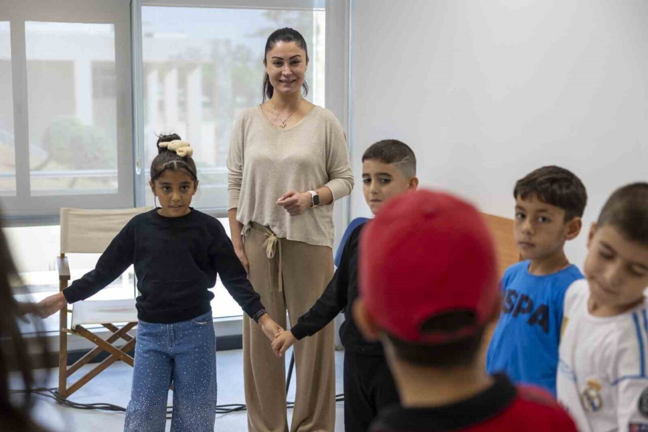 Mersin'de Büyükşehir Belediyesi'nin düzenlediği ücretsiz tiyatro kursuna bu yıl 250