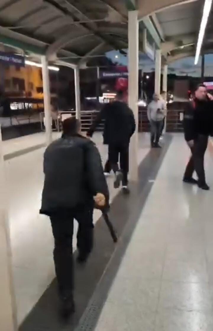 Bursa'da Hacivat metro istasyonunda, bir güvenlik görevlisi ile rahatsızlık çıkaran