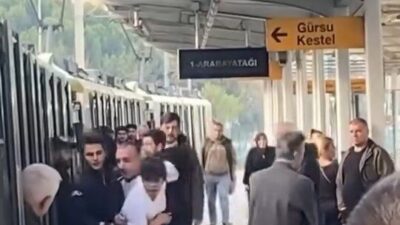 Bursa'da Sırameşeler metro istasyonunda, yoğunluk nedeniyle bir yolcu ile genç