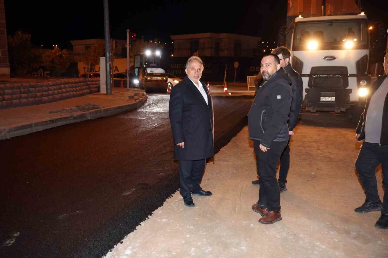 Talas Belediyesi, Mevlana Mahallesi'nde Tamer Caddesi'nde gece asfalt serim çalışmaları