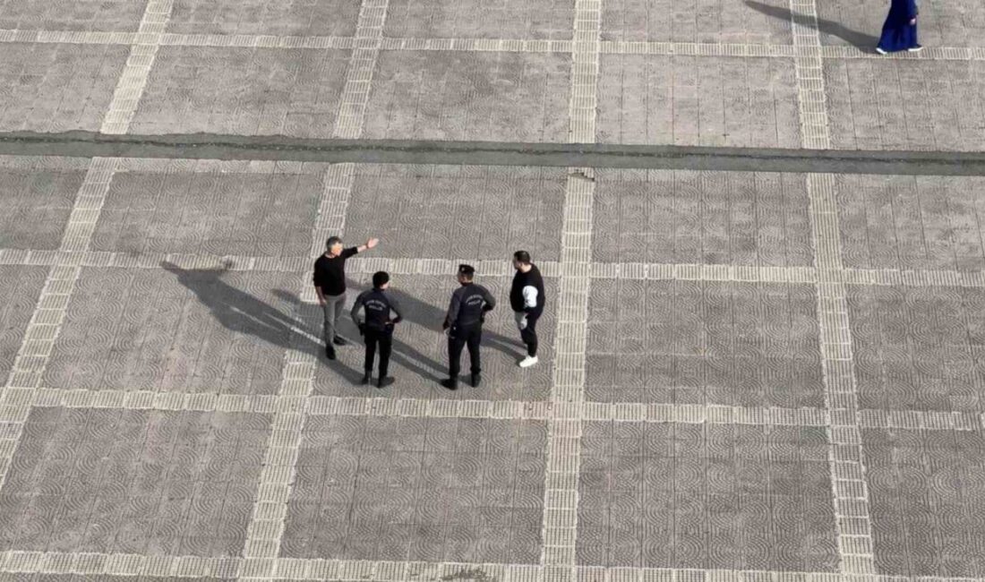 Samsun'da Cumhuriyet Meydanı'nda iki kişi arasında çıkan kavga, polis ekiplerinin