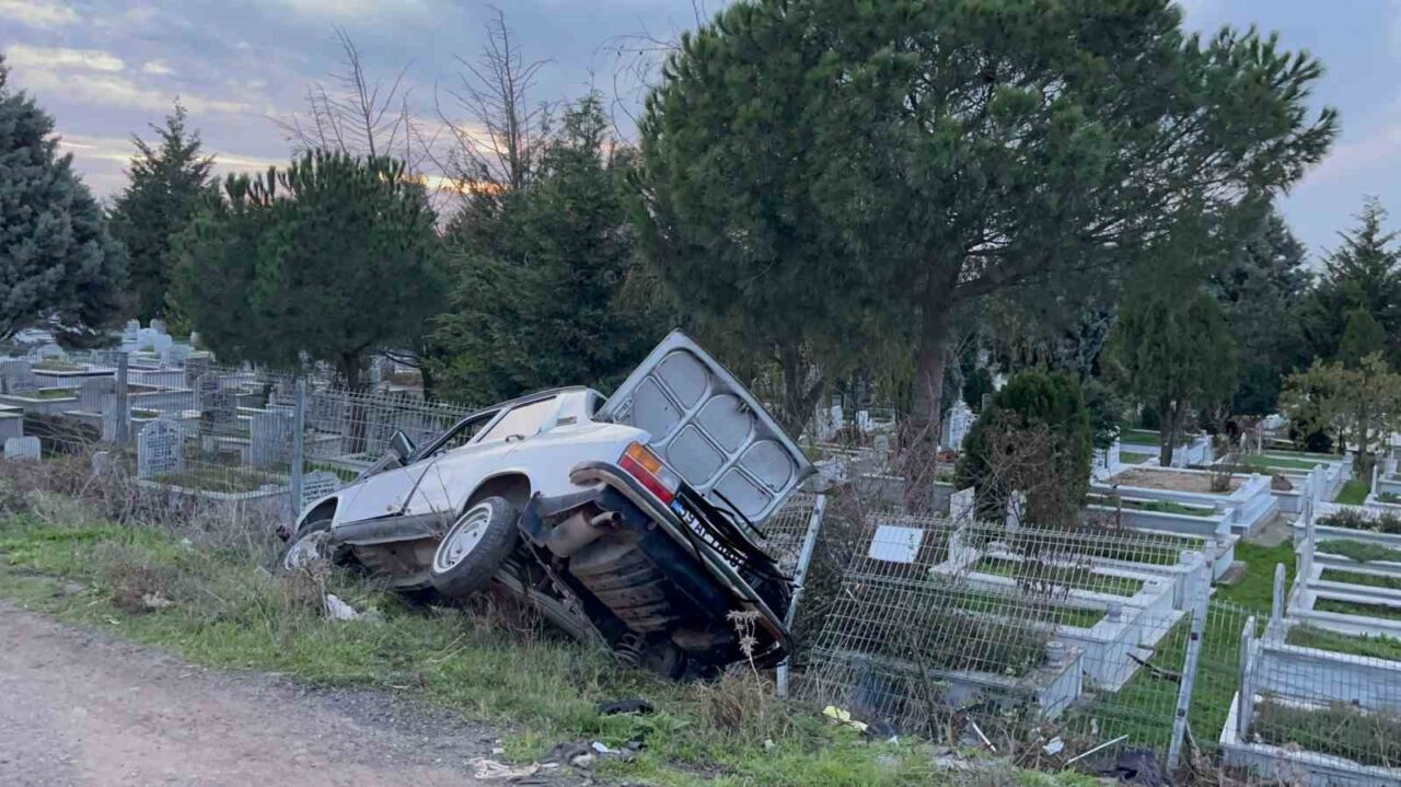 Çorlu’da Mezarlığa Dalan Alkollü Sürücü Olay Yerinden Kaçtıktan Sonra Döndü