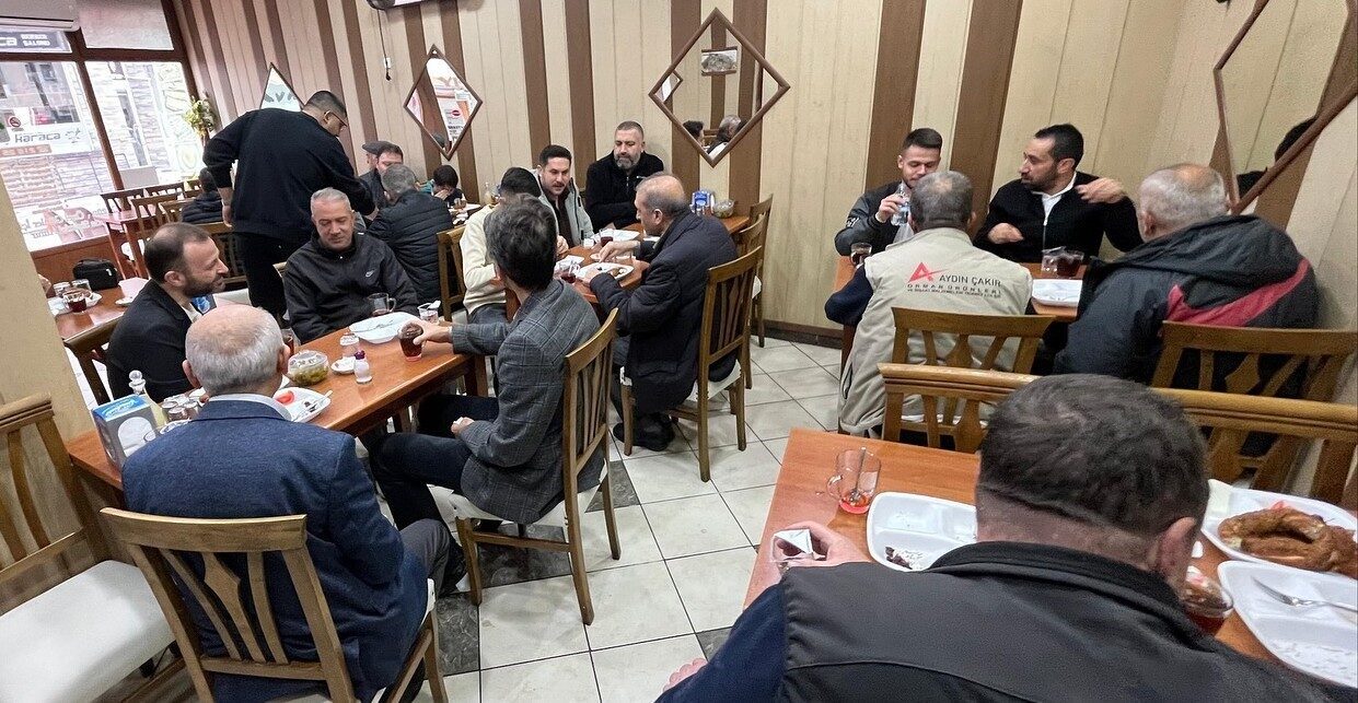 Bayırcı, Kütahya Esnafıyla Kahvaltıda Bir Araya Gelerek Hızlı Tren Projeleri Hakkında Bilgiler Verdi