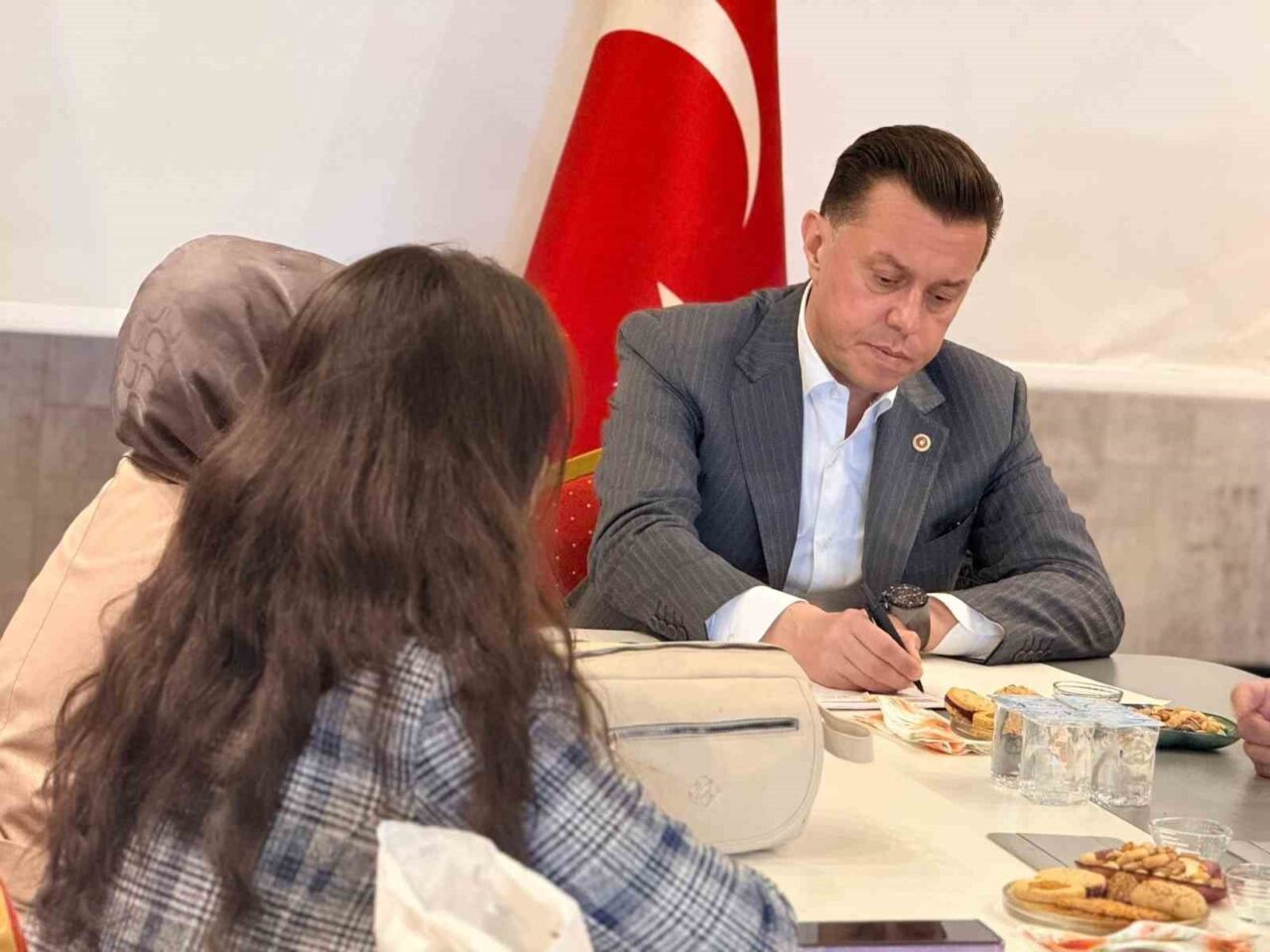 AK Parti Eskişehir Milletvekili Nebi Hatipoğlu, partinin il başkanlığında vatandaşlarla