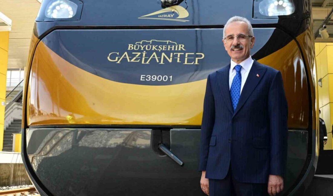 Ulaştırma Bakanı Uraloğlu, Gaziantep’e Dördüncü Milli Banliyö Tren Setinin Teslimatını Yaptı Ulaştırma ve Altyapı Bakanı Abdulkadir Uraloğlu, Gaziantep'e teslim edilen dördüncü