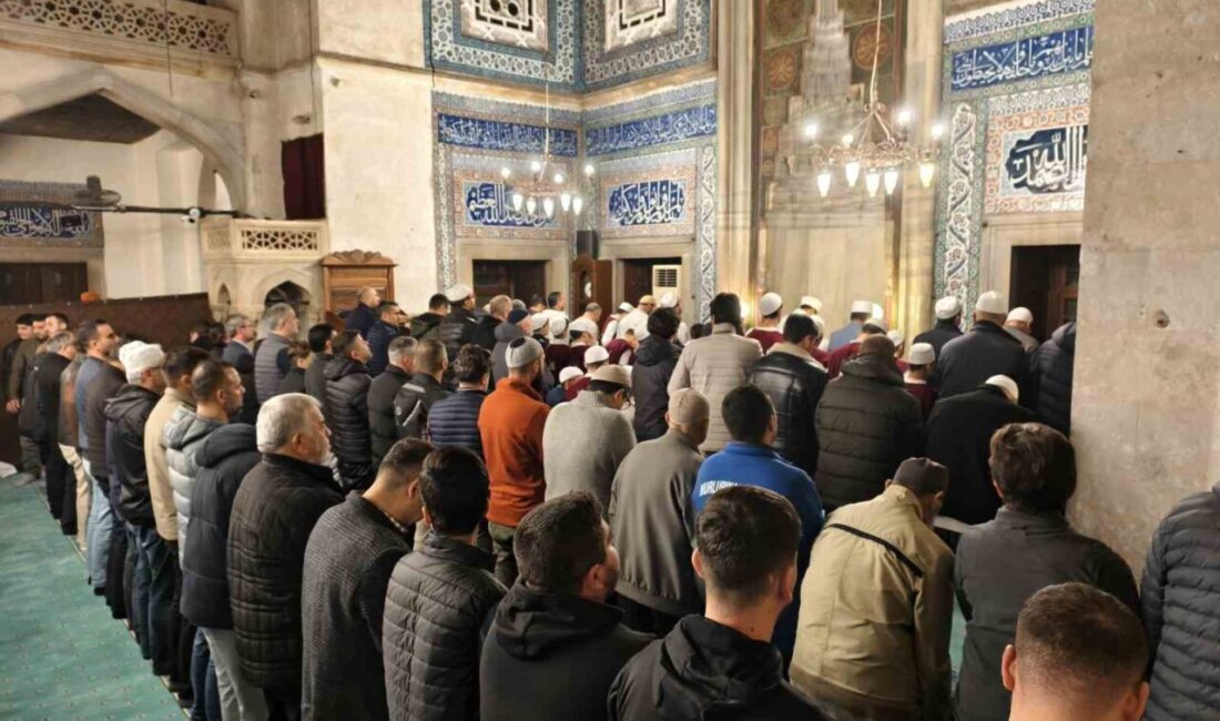 Manisa'daki tarihi Muradiye Camii'nde düzenlenen sabah namazı programı, vatandaşların yoğun