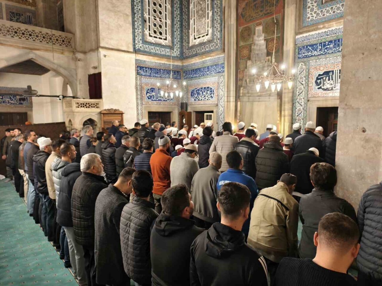 Manisa'daki tarihi Muradiye Camii'nde düzenlenen sabah namazı programı, vatandaşların yoğun