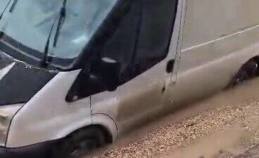 Adıyaman'ın Sümerevler Mahallesi'nde yoğun yağış sonrası oluşan altyapı çukuruna bir