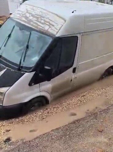 Adıyaman’da Yağışlar Sonrası Çöken Yolda Minibüs Mahsur Kaldı Adıyaman'ın Sümerevler Mahallesi'nde yoğun yağış sonrası oluşan altyapı çukuruna bir