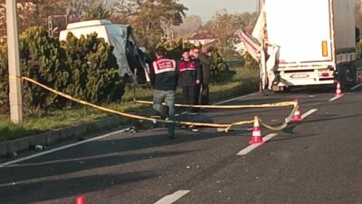 Samsun'un Terme ilçesinde minibüs ile tır arasında yaşanan kazada Rize