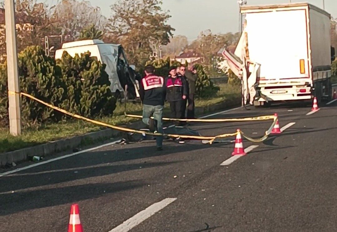 Samsun'un Terme ilçesinde minibüs ile tır arasında yaşanan kazada Rize
